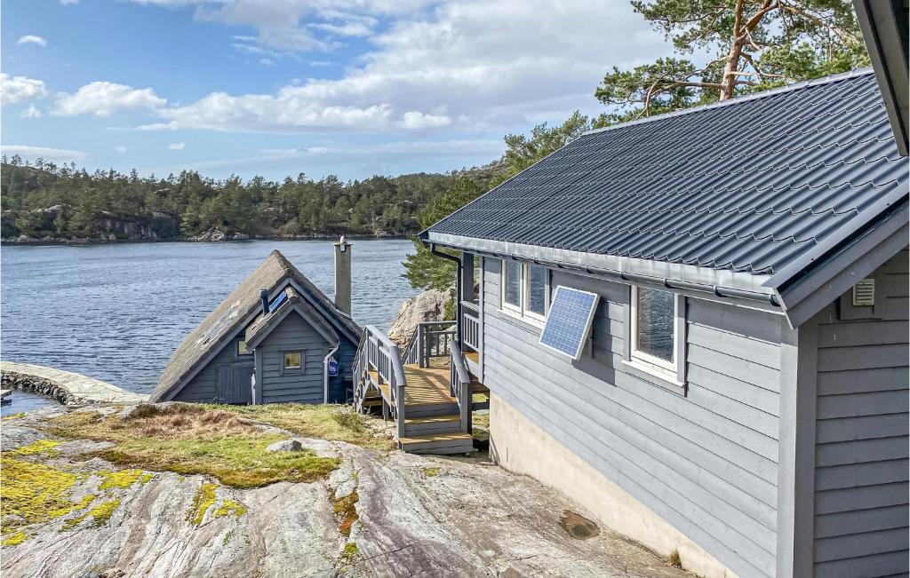dos edificios en la orilla de un cuerpo de agua en Amazing Home In Masfjorden With Kitchen en Masfjorden