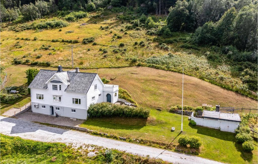 eine Luftansicht eines weißen Hauses auf einem Hügel in der Unterkunft Gorgeous Home In Mittet With Kitchen in Mittet