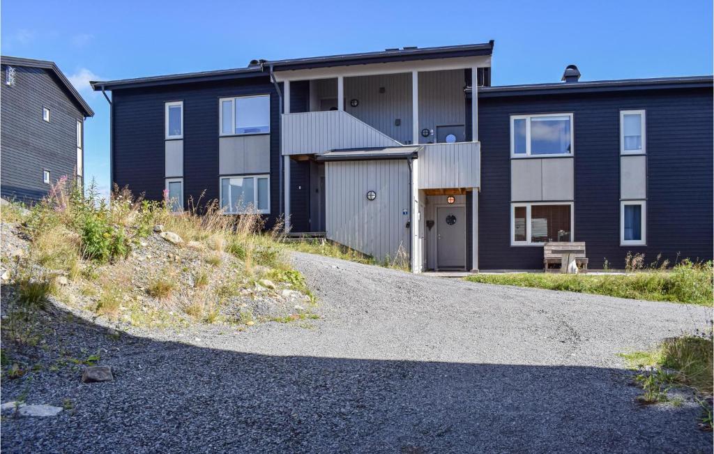 uma casa com uma entrada de cascalho em frente em Sjusjen Panorama em Sjusjøen