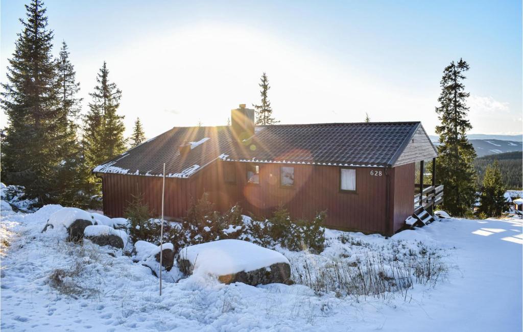 a cabin in the snow with the sun shining at Stunning Home In Sjusjen With House A Mountain View in Sjusjøen