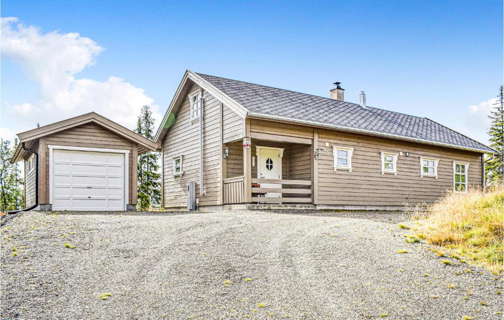 una gran casa de madera con garaje en Lovely Home In Sjusjen With Wifi, en Sjusjøen