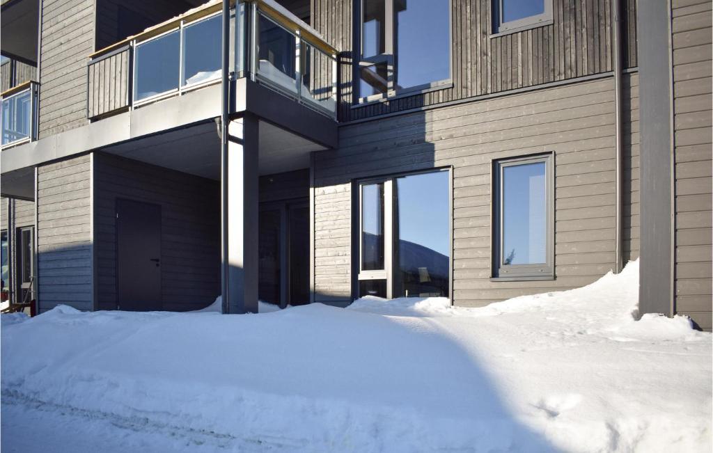 ein Gebäude mit einem Stapel Schnee davor in der Unterkunft 3 Bedroom Stunning Apartment In Sjusjen in Sjusjøen