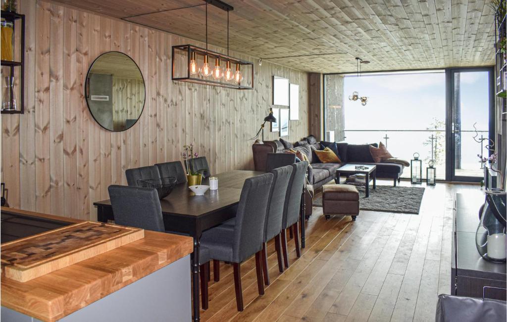 sala de estar con mesa, sillas y sofá en Awesome Apartment In Noresund With Wifi, en Noresund