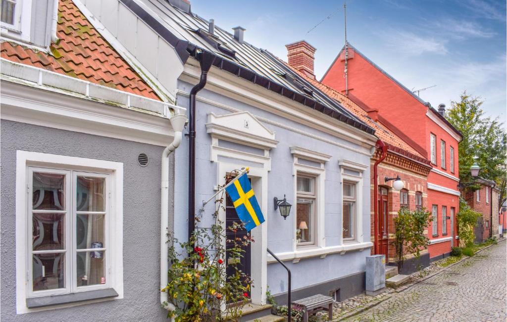 un drapeau est accroché sur le côté d'un bâtiment dans l'établissement 4 Bedroom Beautiful Home In Ystad, à Ystad