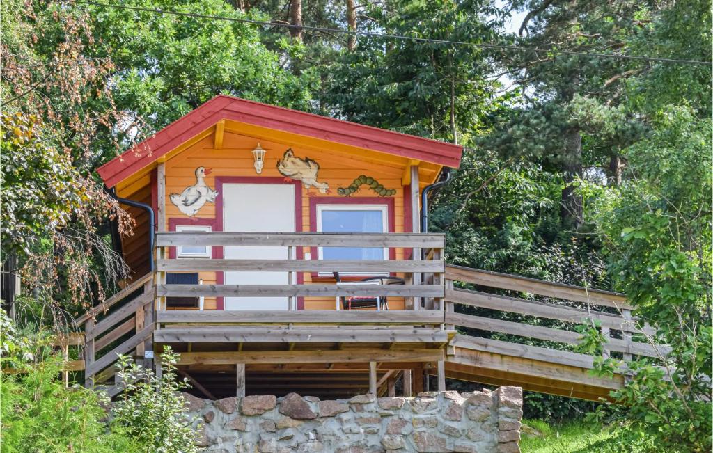 domek w lesie z czerwonym dachem w obiekcie Stunning Home In Kana With Kitchen w mieście Svelvik