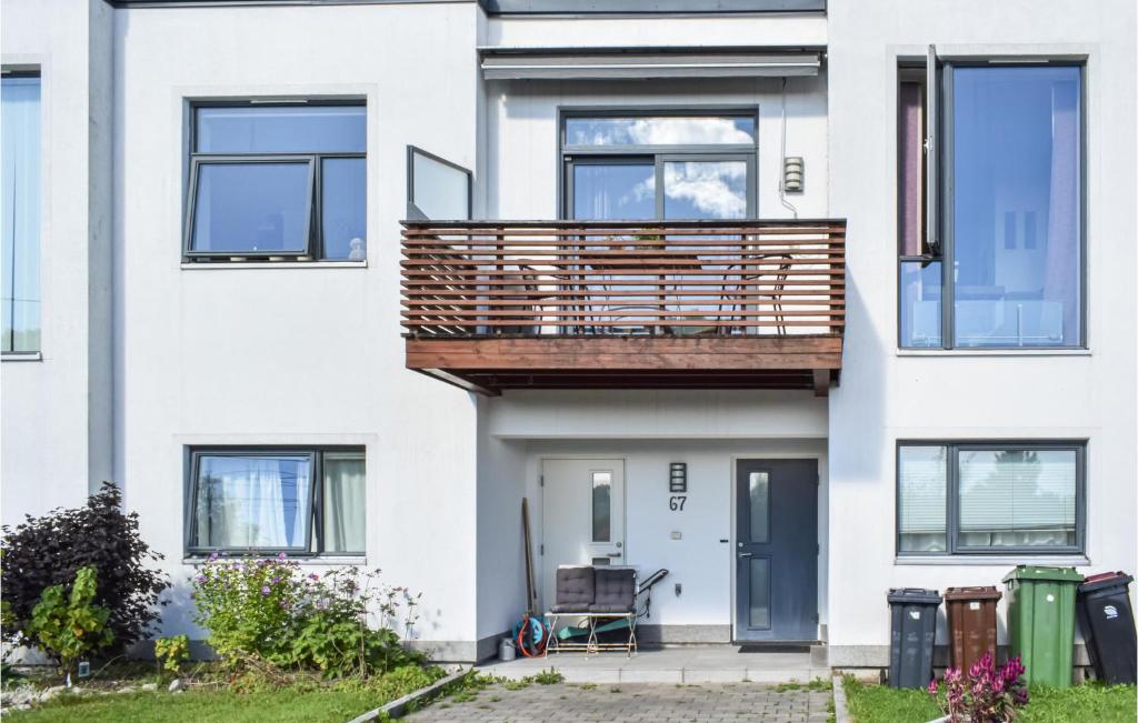 une maison avec un balcon et une terrasse dans l'établissement 2 Bedroom Stunning Apartment In Kristiansand, à Kristiansand