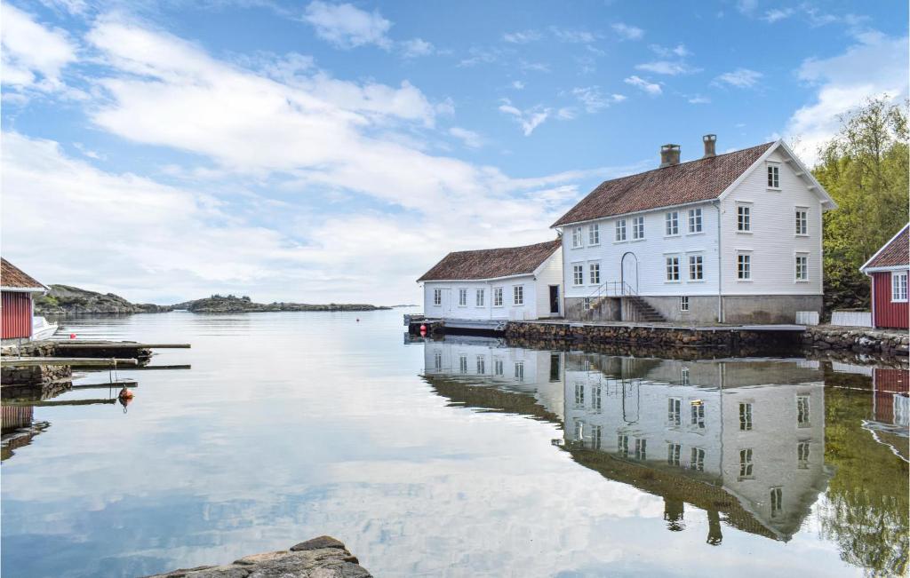 Une rangée de maisons sur l'eau dans un port dans l'établissement Beautiful Apartment In Farsund With Kitchen, à Farsund