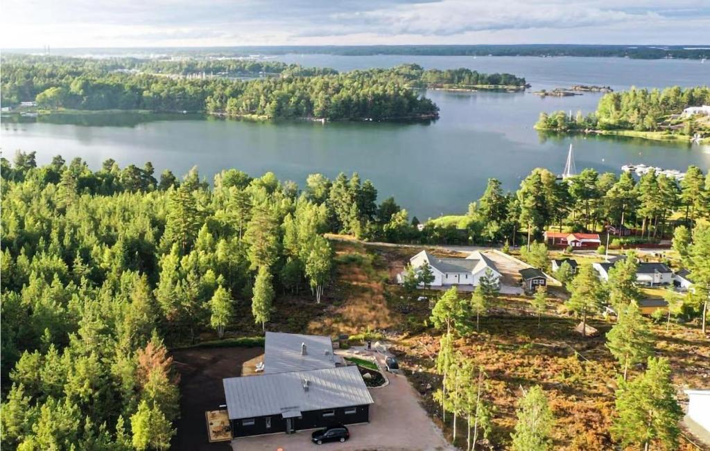 - une vue aérienne sur une maison à côté d'un lac dans l'établissement Beautiful Home In Vstervik With Kitchen, à Västervik