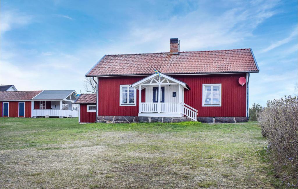 Fågelforsにある3 Bedroom Cozy Home In Fgelforsの赤屋根の赤い家