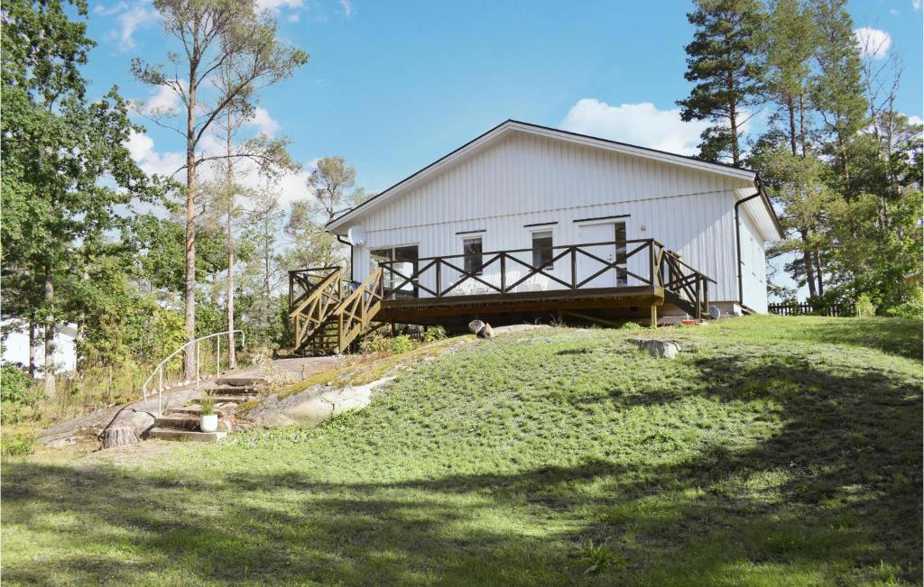 オスカルスハムンにある3 Bedroom Awesome Home In Oskarshamnの高台の大きな白い納屋