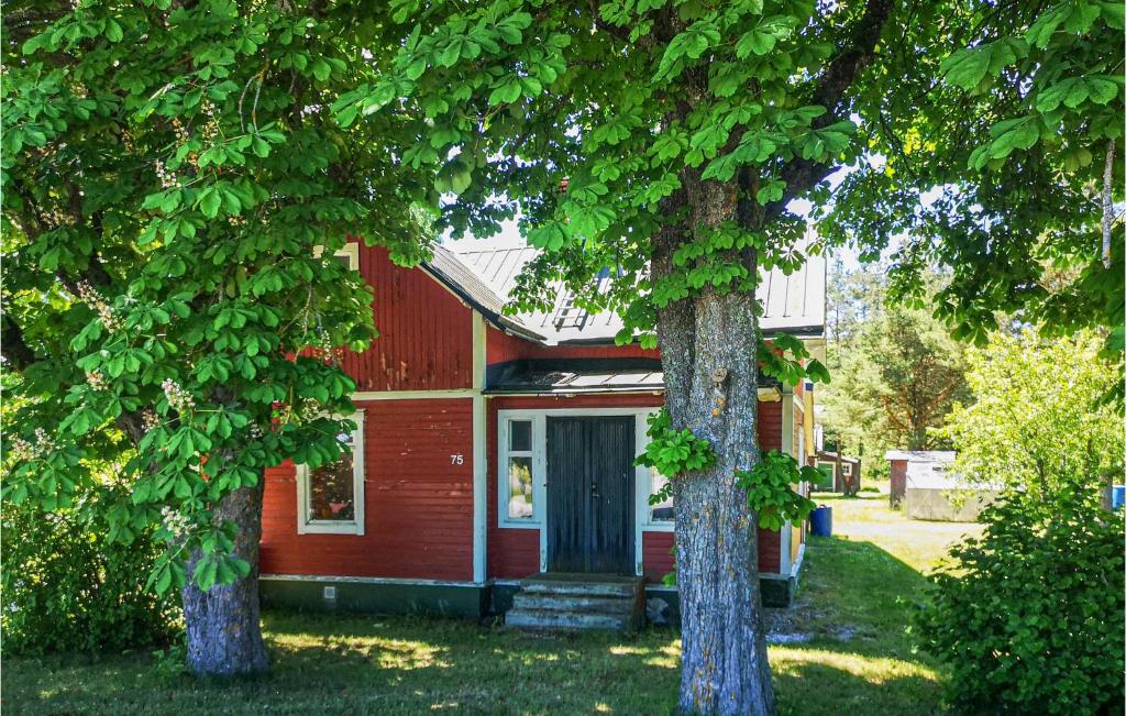 Awesome home in Klintehamn with WiFi and 4 Bedrooms