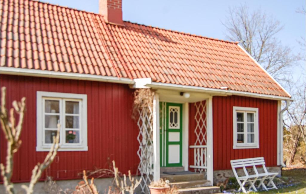une petite maison rouge avec un toit orange dans l'établissement 1 Bedroom Gorgeous Home In Gnisvrd, à Gnisvärd