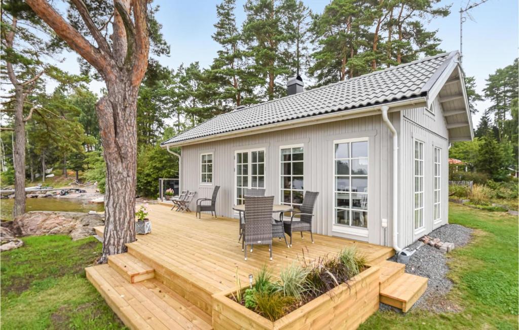 Beautiful Home In Lidköping With House Sea View - Casa De Vacaciones De Tres Habitaciones