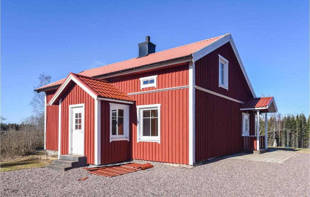 une maison rouge avec des fenêtres blanches et un toit dans l'établissement 2 Bedroom Cozy Home In Hova, à Hova