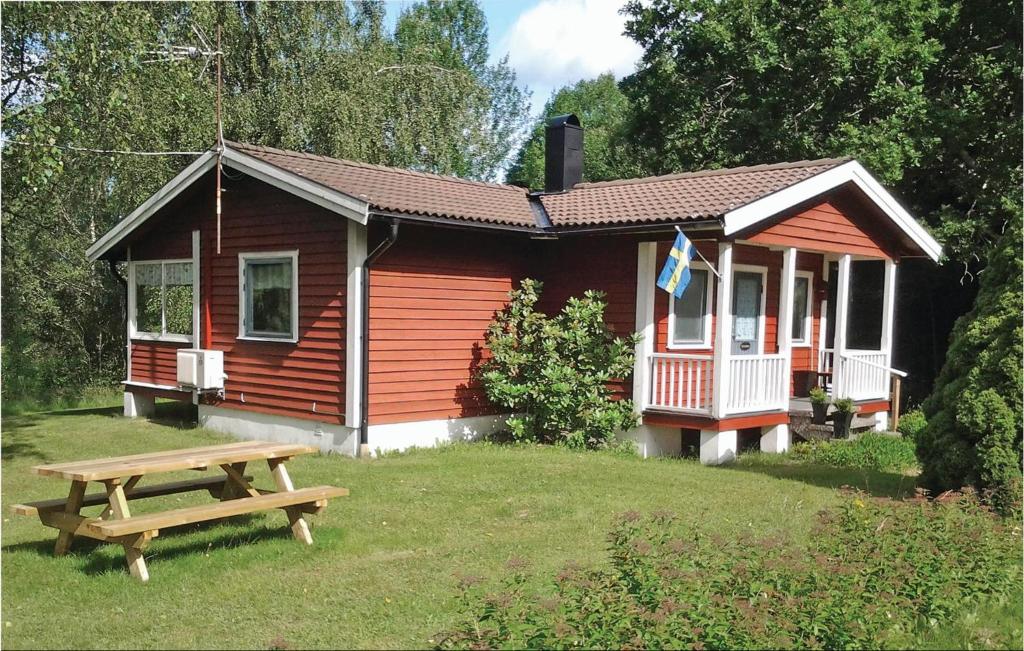 een kleine hut met een picknicktafel ervoor bij 2 Bedroom Lovely Home In ml in Ånimskog