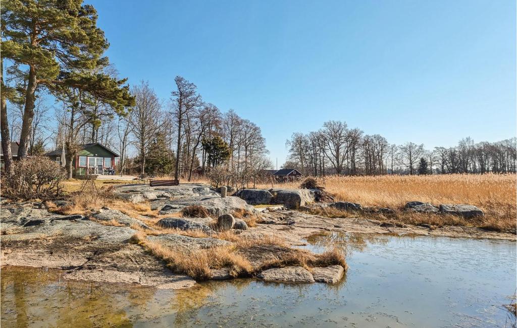 un fiume con rocce e una casa sullo sfondo di Pet Friendly Home In Vnersns With Wifi 