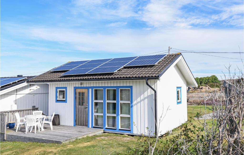 une petite maison avec des panneaux solaires sur le toit dans l'établissement Awesome Home In Bohus-malmn With 1 Bedrooms And Wifi, à Malmön