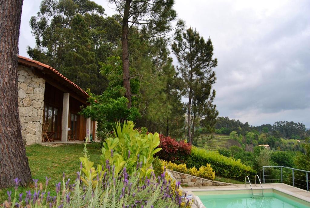 een huis met een zwembad in een tuin bij Casa De Vilarinho in Bouro