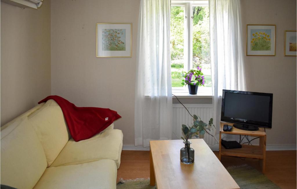 Awesome Apartment In Rönneshytta With Kitchen - Apartamento De Una Habitación
