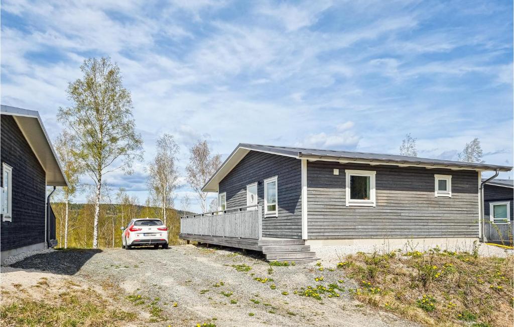 een huis met een auto ervoor geparkeerd bij Lovely Home In sensbruk With Kitchen in Åsensbruk