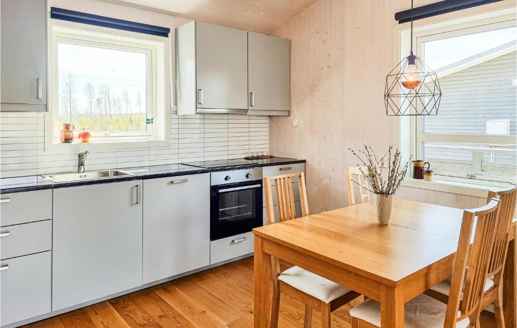 Kuchyň nebo kuchyňský kout v ubytování Lovely Home In Åsensbruk With Kitchen