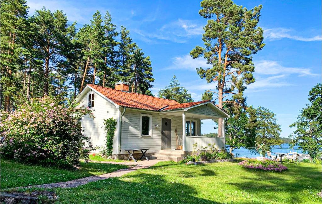 una piccola casa bianca in un cortile alberato di Awesome Home In Sankt Anna With Wifi a Sankt Anna