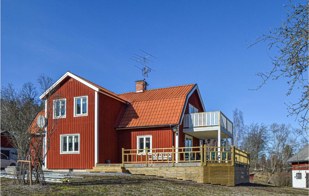 uma casa vermelha com um telhado laranja em Beautiful Home In Strngns With Sauna em Strängnäs