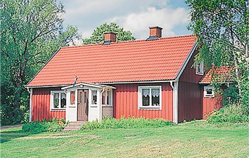 uma casa vermelha com um telhado vermelho em Lovely Home In Unnaryd With Kitchen em Unnaryd