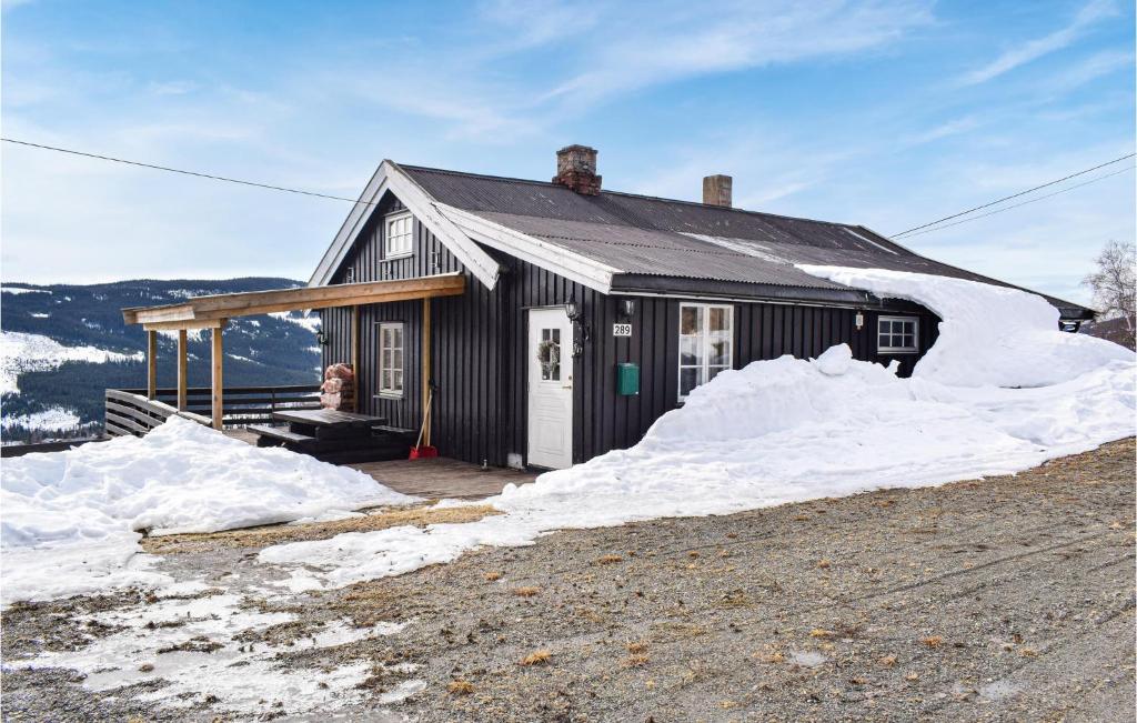 uma casa na neve com neve à volta em Awesome Home In Nord-torpa With Kitchen em Nord Torpa