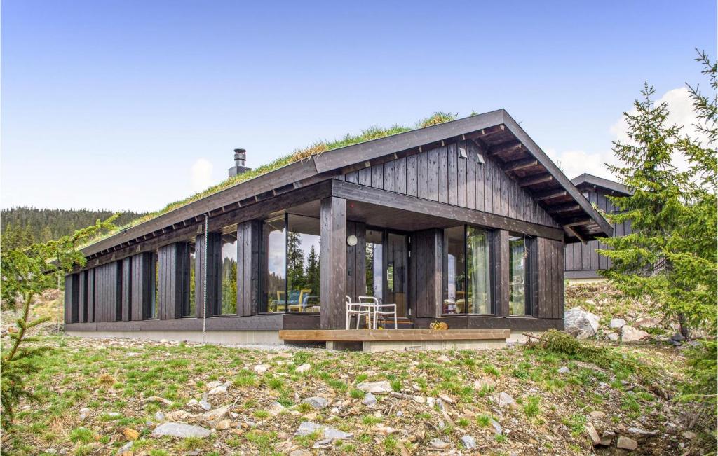una casa de madera con muchas ventanas en Beautiful Home In Øyer With Sauna, en Øyer
