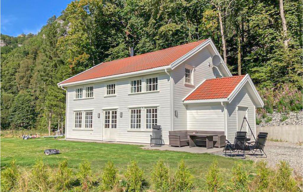 a small white house with a red roof at Gitlevg in Lyngdal