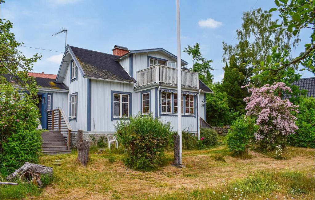ロンネビューにある3 Bedroom Stunning Home In Ronnebyの白い家 バルコニー付
