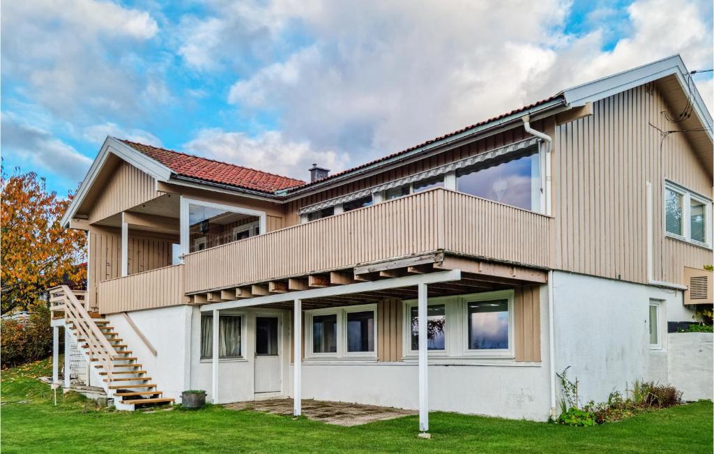 una casa con techo marrón en Nice Home In Kristiansand With 4 Bedrooms And Wifi, en Kristiansand