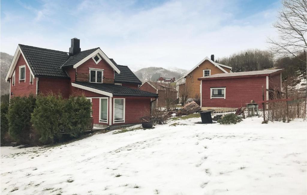 une maison avec de la neige au sol dans une cour dans l'établissement Beautiful Home In Valsyfjord With Wifi And 3 Bedrooms, à Valsøyfjord