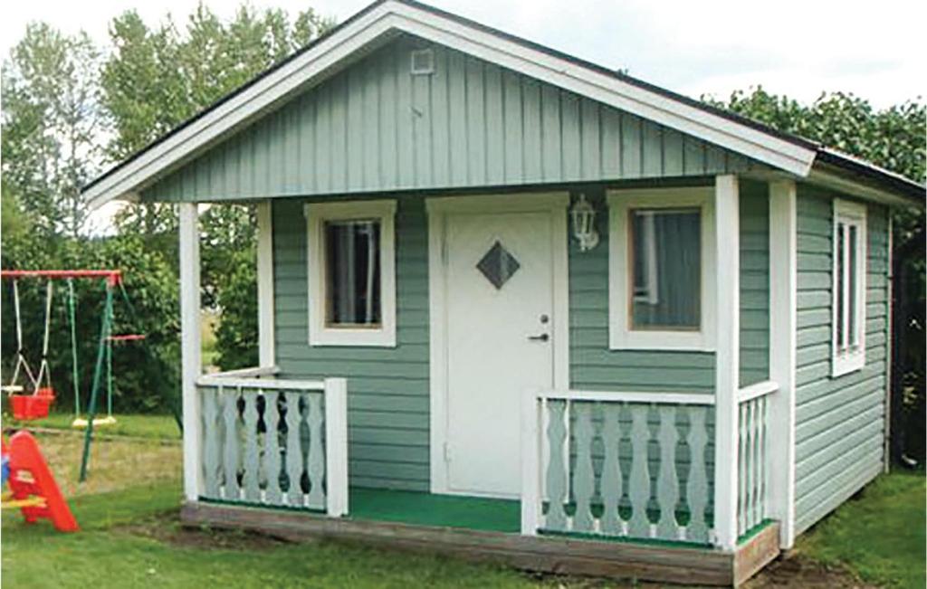 ビンメルビューにあるBeautiful Home In Vimmerby With Wifiの小さな緑の家(ポーチ付)