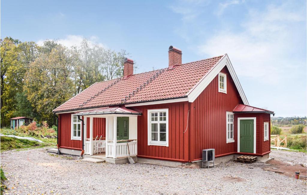 una casita roja con techo rojo en Lovely Home In Trans With Wifi, en Tranås