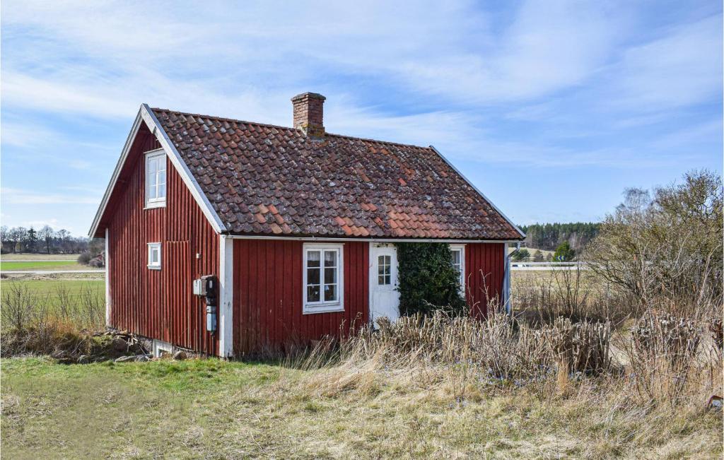 uma velha casa vermelha sentada num campo em 2 Bedroom Beautiful Home In Sderkra em Söderåkra