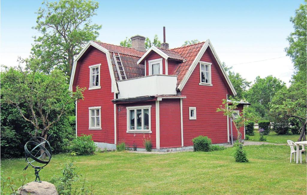 uma casa vermelha com um painel solar em cima em Lovely Home In Lrbro With Kitchen em Kappelshamn