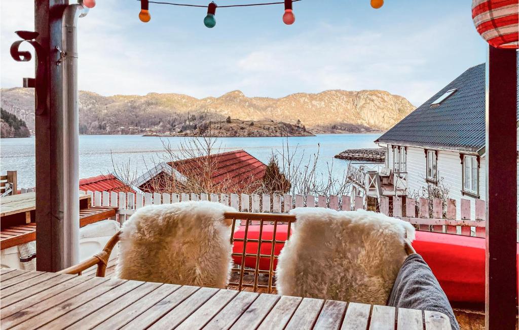 Beautiful home in Farsund with WiFi and 4 Bedrooms