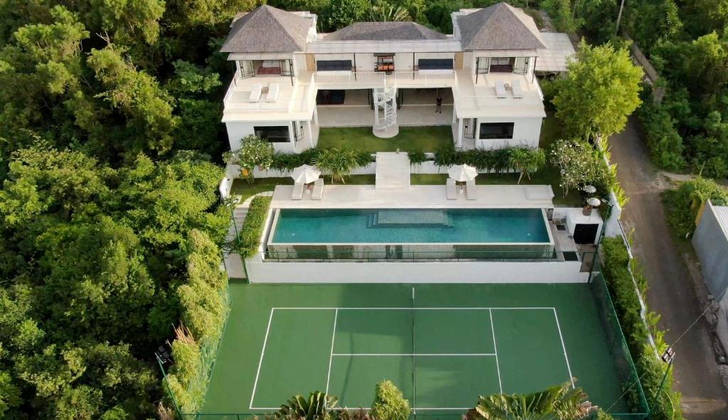 an aerial view of a house with a tennis court at Villa Paradise Uluwatu in Ungasan