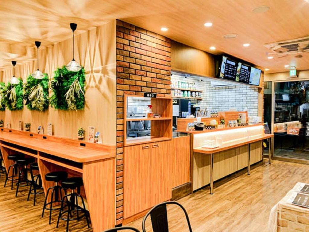 Lounge nebo bar v ubytování HOTEL LiVEMAX Tachikawa Ekimae
