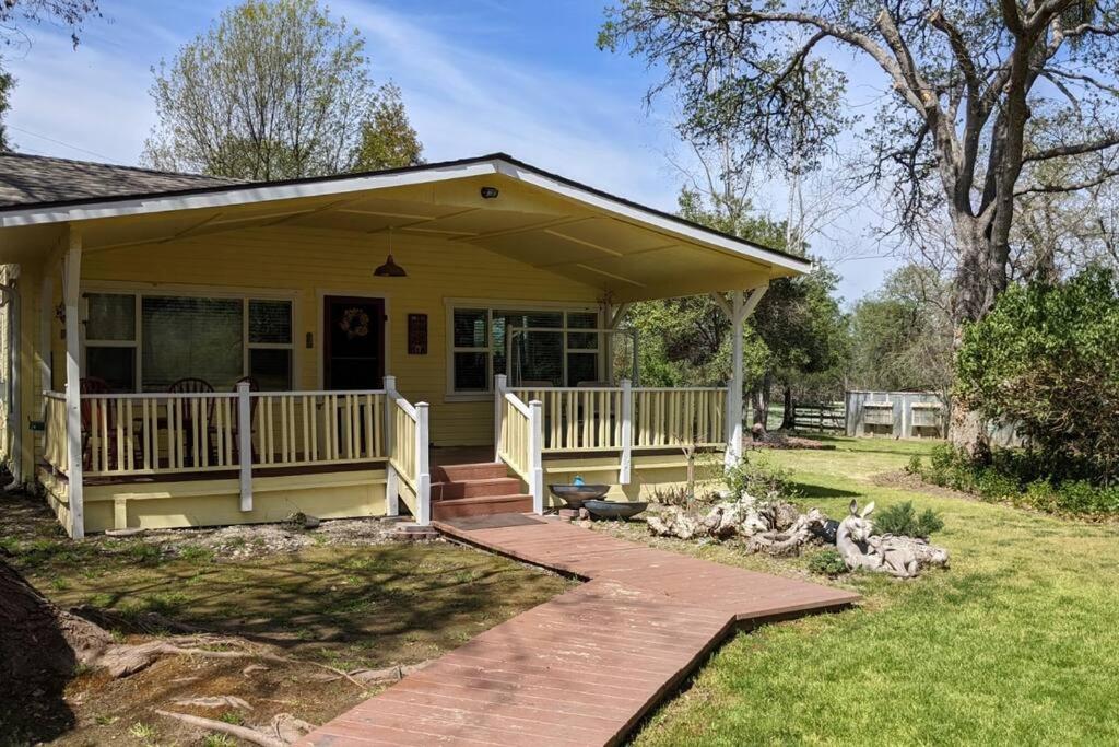 Casa amarilla con porche y terraza en The Hollies, en Dunlap