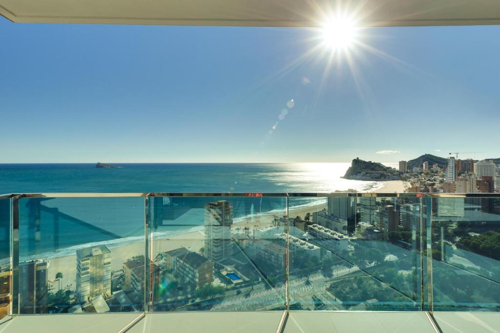 ベニドルムにあるSUNSET DRIVE by Costa Activa Rentalsの建物の最上階から海の景色を望めます。