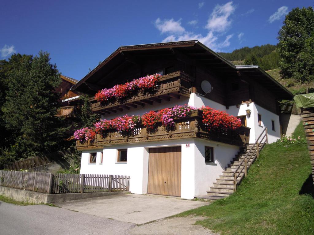 ein Haus mit Blumen darüber in der Unterkunft Ferienhaus Resinger in Matrei in Osttirol