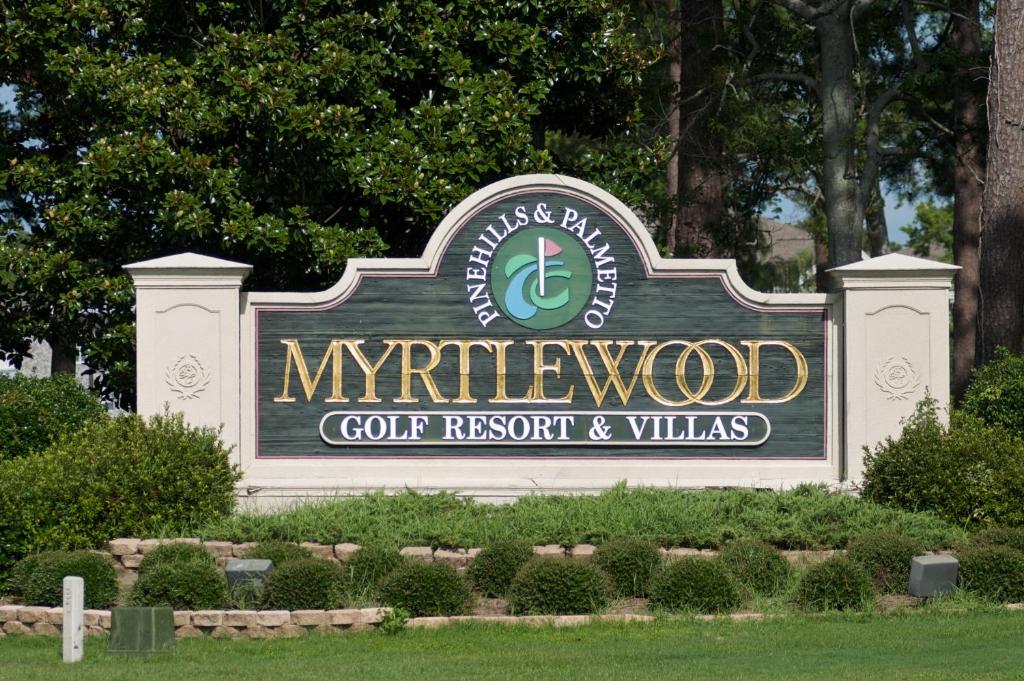 um sinal para um resort de golfe e villas em Myrtlewood by Monarch Rentals em Myrtle Beach