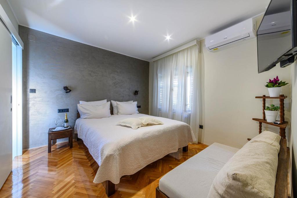 Wine Garden Rooms - 1