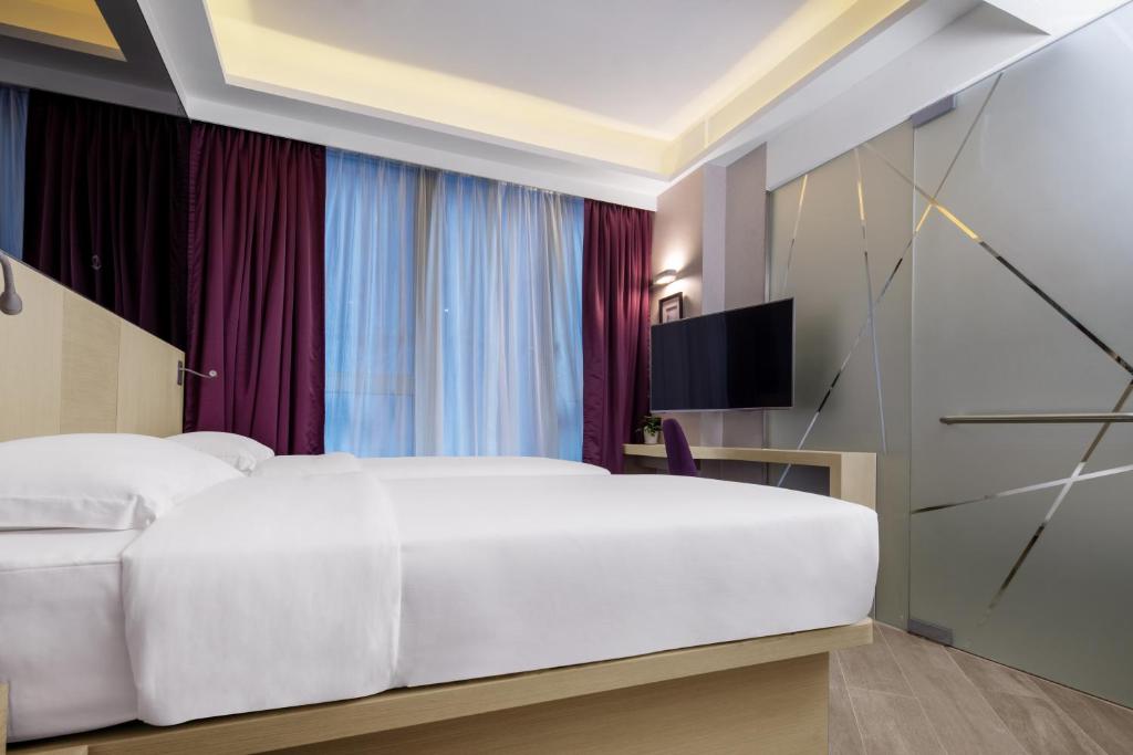 Rúm í herbergi á Starphire Hotel