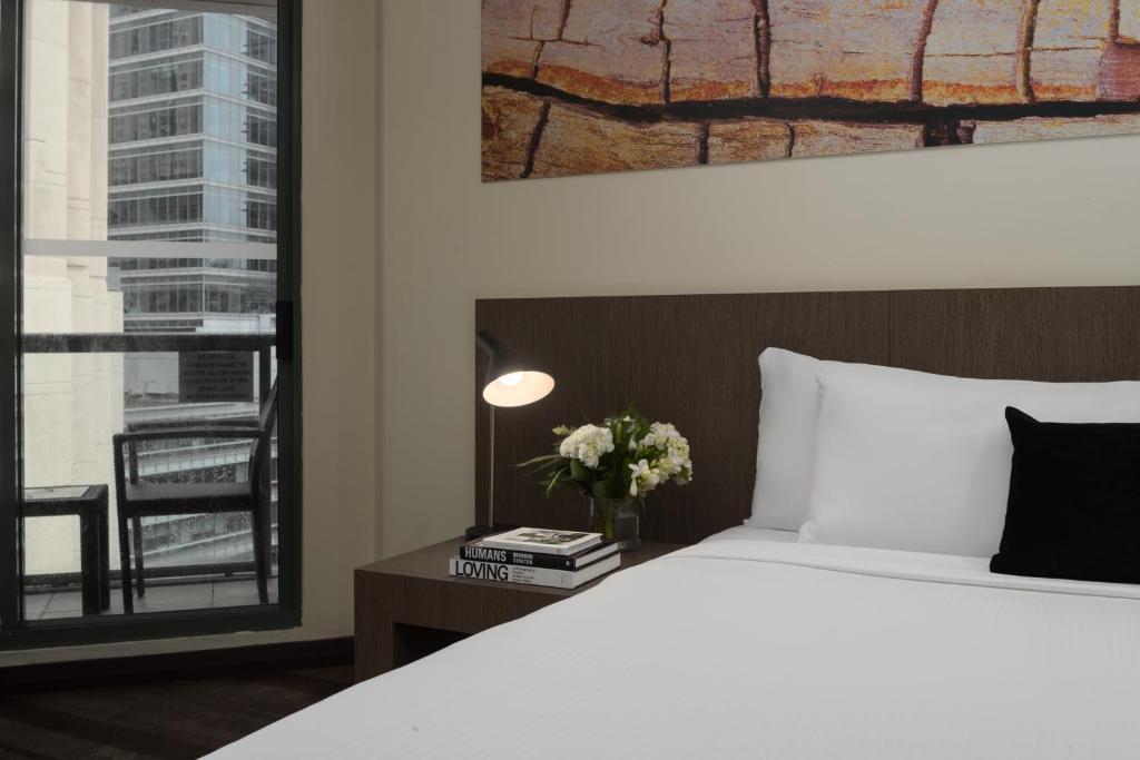 Postel nebo postele na pokoji v ubytování Rydges World Square