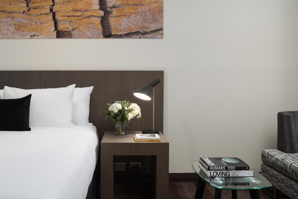 Postel nebo postele na pokoji v ubytování Rydges World Square