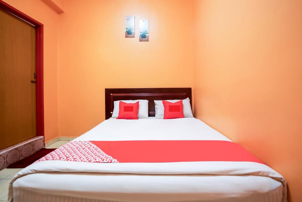 Postel nebo postele na pokoji v ubytování Ipoh Times Inn Hotel